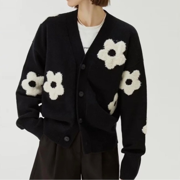 Daisy sweater cardigan flower floral black white button down v-neck knit - Picture 7 of 7